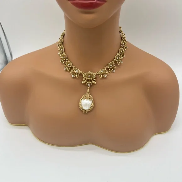 ANTIQUE STYLE GOLD FLORAL STATEMENT NECKLACE - Picture 6 of 7